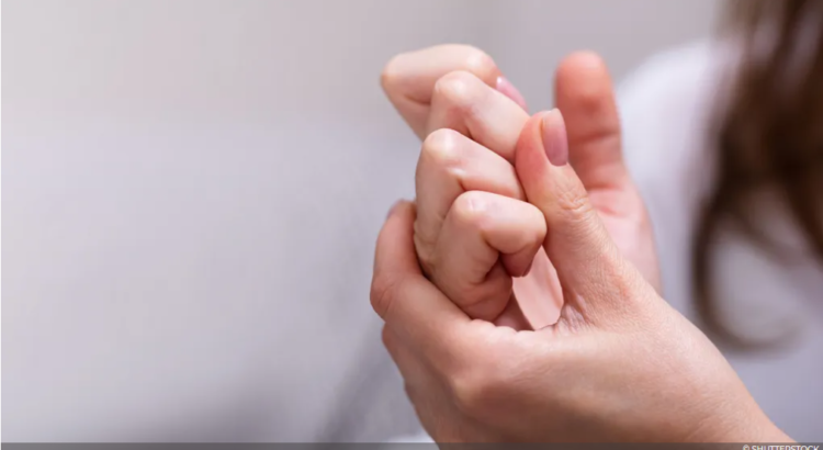 Se craquer les doigts augmente-t-il le risque d'arthrose ?