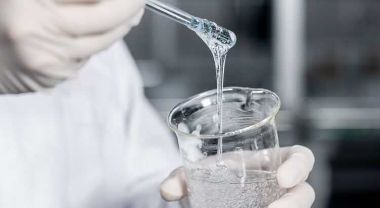 Comment la colle colle-t-elle ?